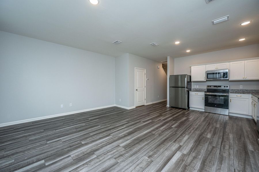 Spacious, unfurnished interior of a new home in Dawson Branch, Summerville (Image 12).