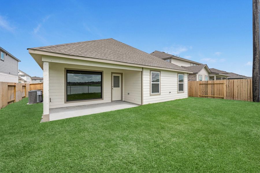 Exterior details and patio area of a home in Huntington Place, Rosharon (Image 4).