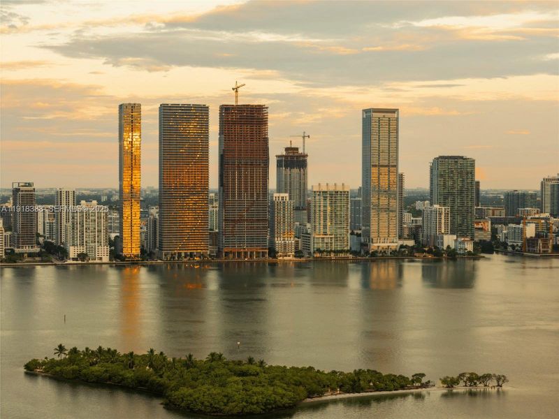 Condo located in Miami, FL showcasing its design and architecture (Image 31).