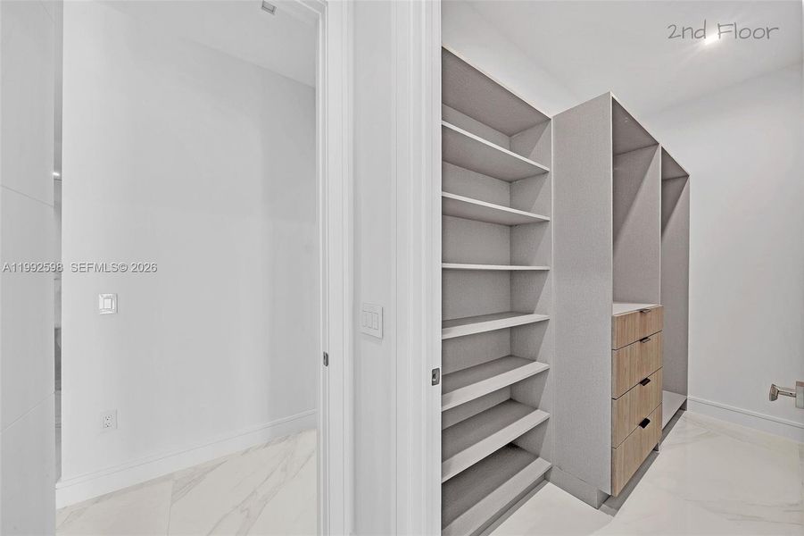 Spacious, unfurnished interior of a new home in , Key Largo (Image 27).