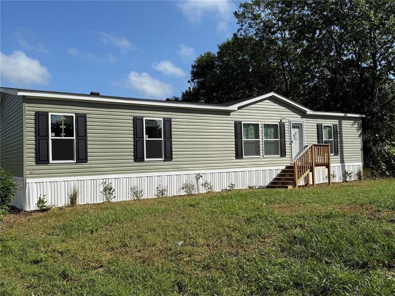 Exterior details and patio area of a home in , Lake Wales (Image 1).