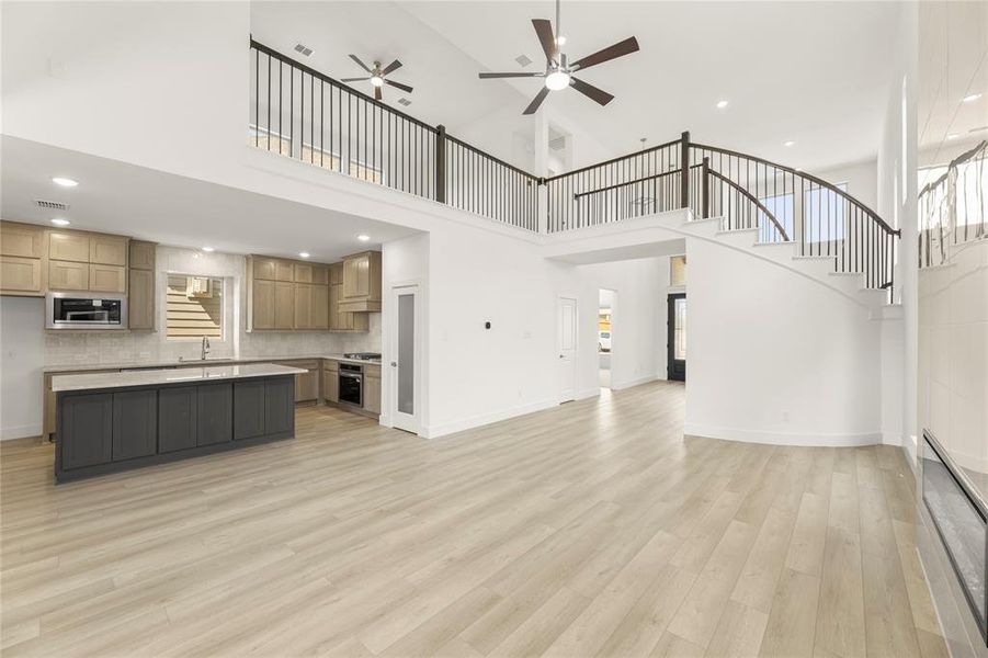 15. 8232 Caprock - Family (3) 15. 8232 Caprock - Family (3)