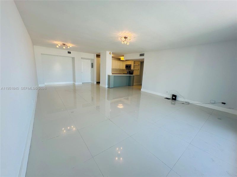 Spacious, unfurnished interior of a new home in , Sunny Isles Beach (Image 22).