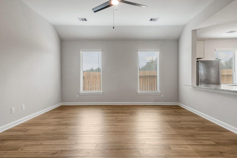 Spacious, unfurnished interior of a new home in Sweetwater Ridge, Conroe (Image 13).