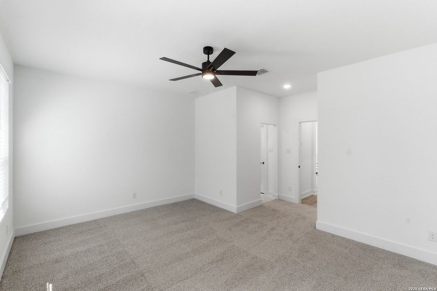 Spacious, unfurnished interior of a new home in Rose Hill, San Antonio (Image 28).