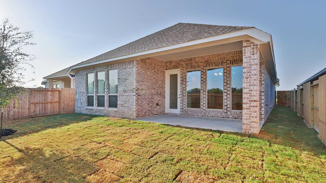 Exterior details and patio area of a home in Valencia, Manvel (Image 3).