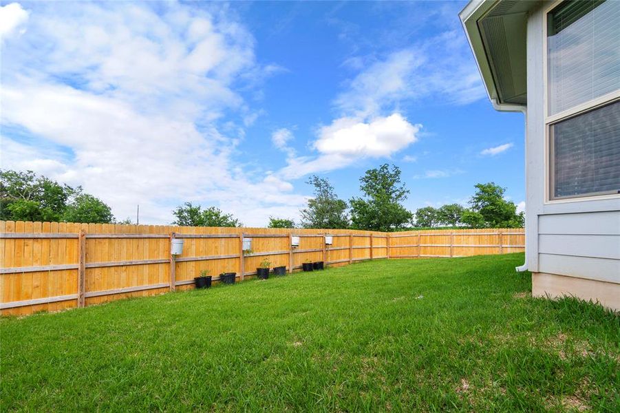 Exterior details and patio area of a home in Saddle Creek, Waco (Image 22).