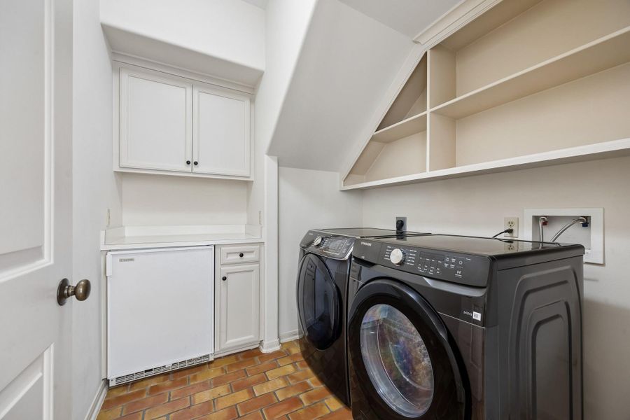 Plenty of room to iron in here !