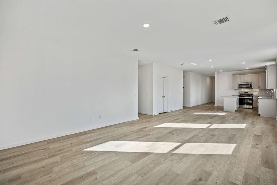 Spacious, unfurnished interior of a new home in Stokesbury, Waller (Image 27).