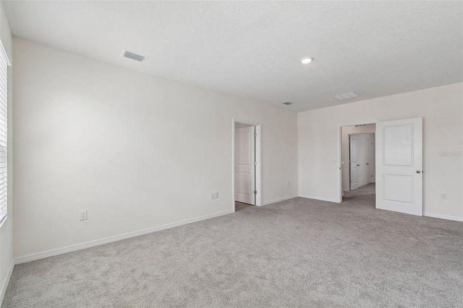 Spacious, unfurnished interior of a new home in Epperson, Wesley Chapel (Image 27).
