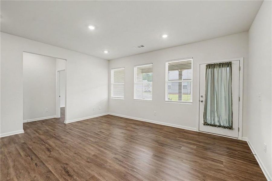 Spacious, unfurnished interior of a new home in Villages at Cedar Hill, Dallas (Image 20).