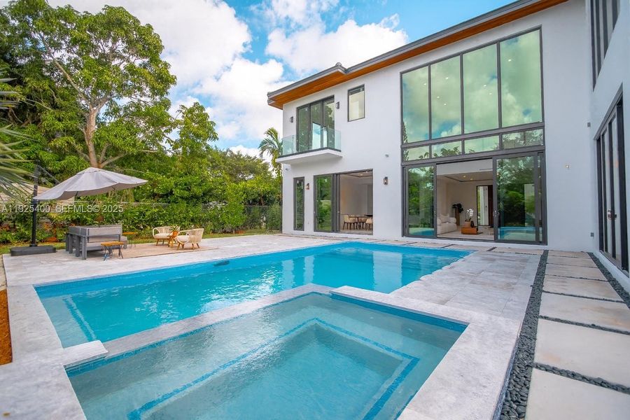 Pool with Jacuzzi Pool with Jacuzzi