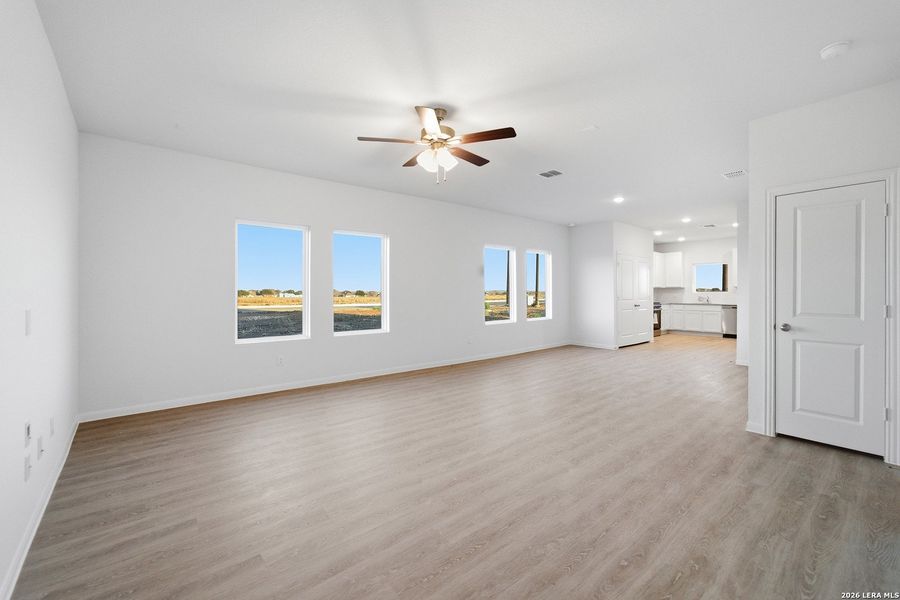 Spacious, unfurnished interior of a new home in Garden Grove, San Antonio (Image 15).