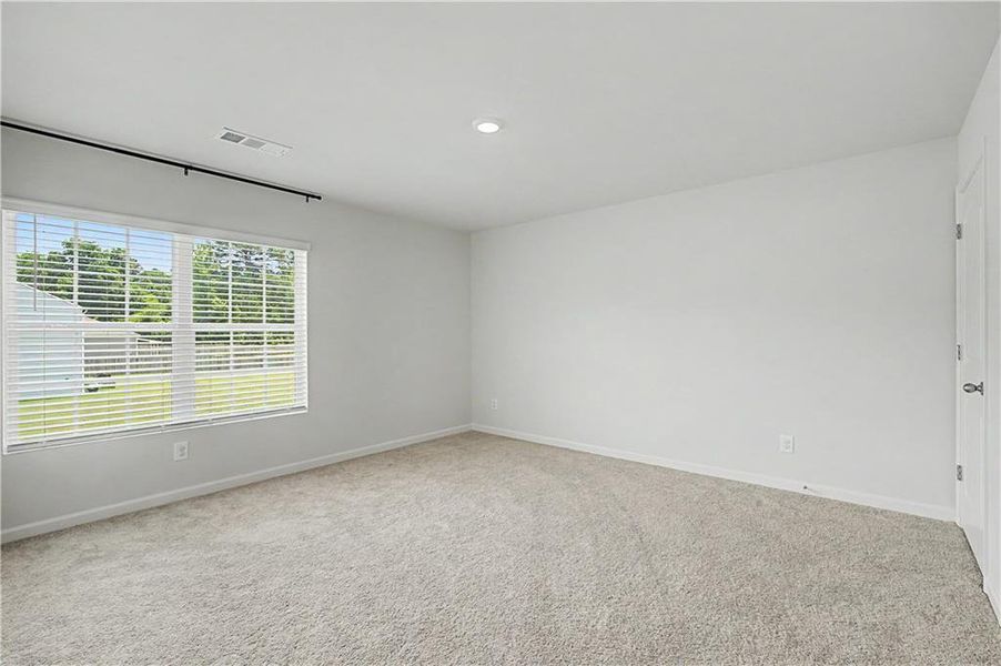 Spacious, unfurnished interior of a new home in Oakwood, Dallas (Image 36).