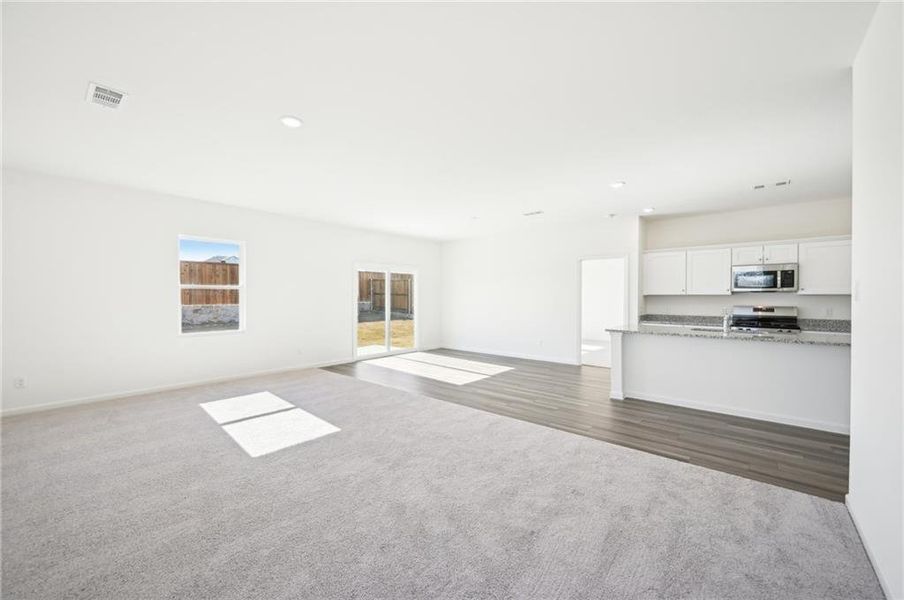 Spacious, unfurnished interior of a new home in Crescent Pointe, Carrollton (Image 34).
