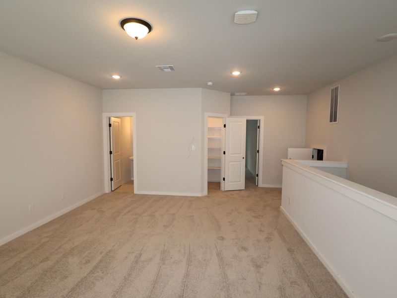 Spacious, unfurnished interior of a new home in Heritage, Dripping Springs (Image 10).