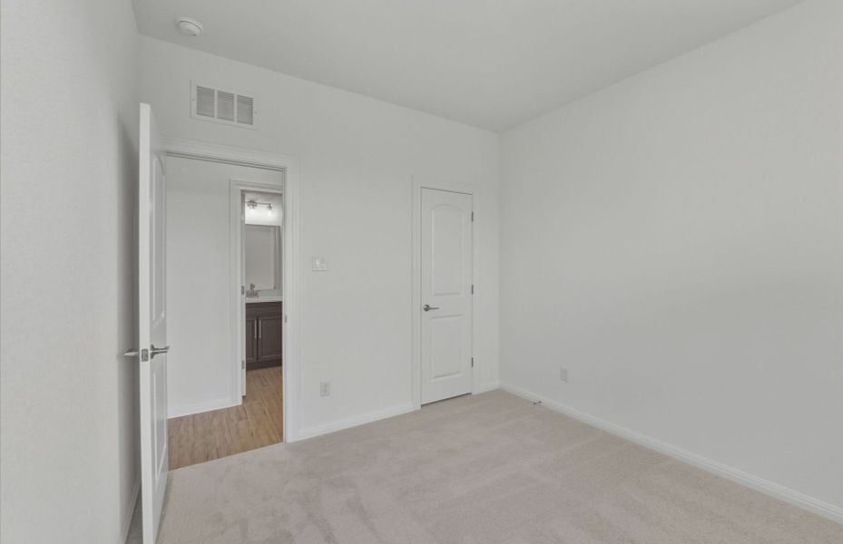 Spacious, unfurnished interior of a new home in Wolf Ranch, Georgetown (Image 21).