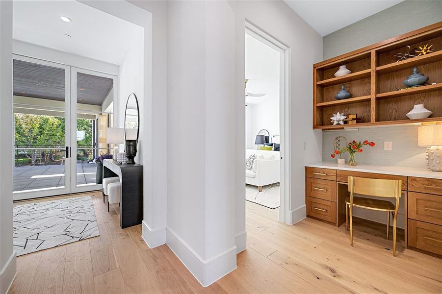 Built-in vestibule with desk or coffee bar! Built-in vestibule with desk or coffee bar!