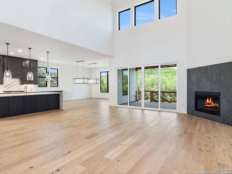 Spacious, unfurnished interior of a new home in Verandas at the Rim, San Antonio (Image 26).