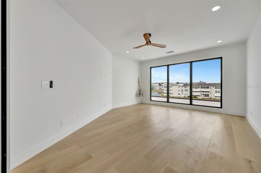 Spacious, unfurnished interior of a new home in , St. Petersburg (Image 28).