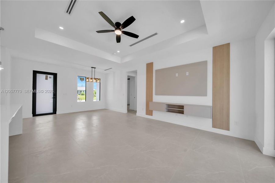 Spacious, unfurnished interior of a new home in , Cape Coral (Image 13).
