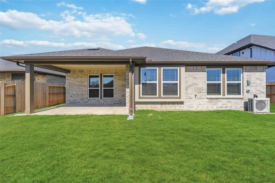 Exterior details and patio area of a home in Laurel Landing, Alvin (Image 4).