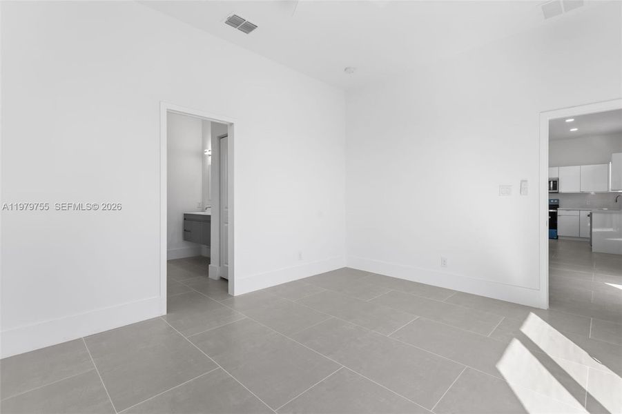 Spacious, unfurnished interior of a new home in , Lehigh Acres (Image 19).