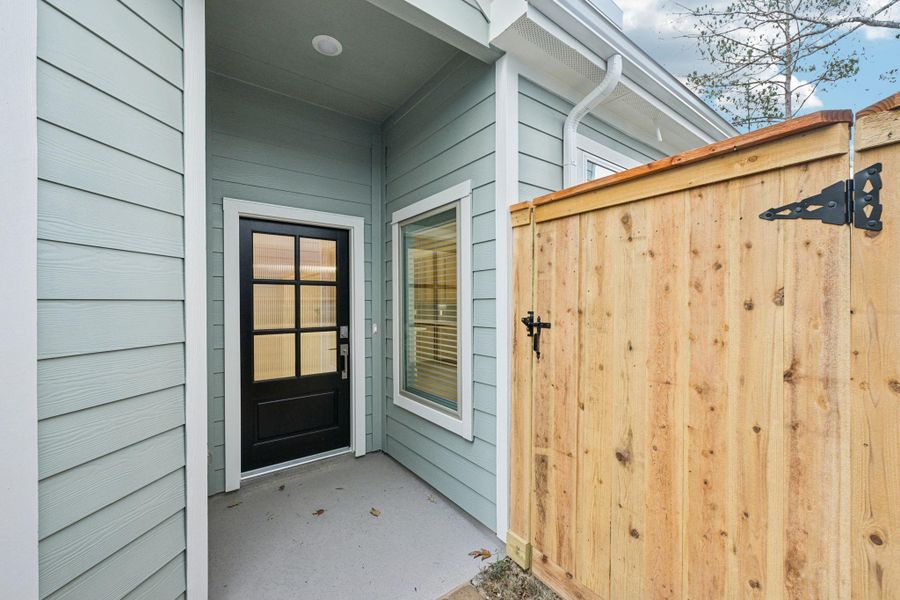 Exterior details and patio area of a home in Kresston, Montgomery (Image 3).