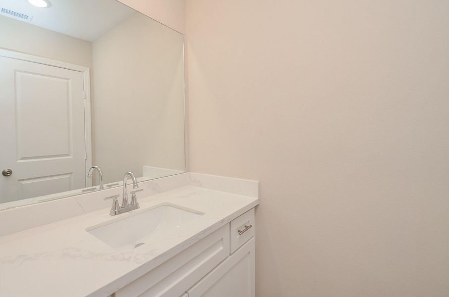 Baños de pasillo moderno y limpio—ideal para visitas o rutina diaria Baños de pasillo moderno y limpio—ideal para visitas o rutina diaria