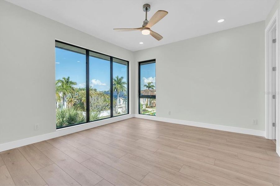 Spacious, unfurnished interior of a new home in , St. Petersburg (Image 37).