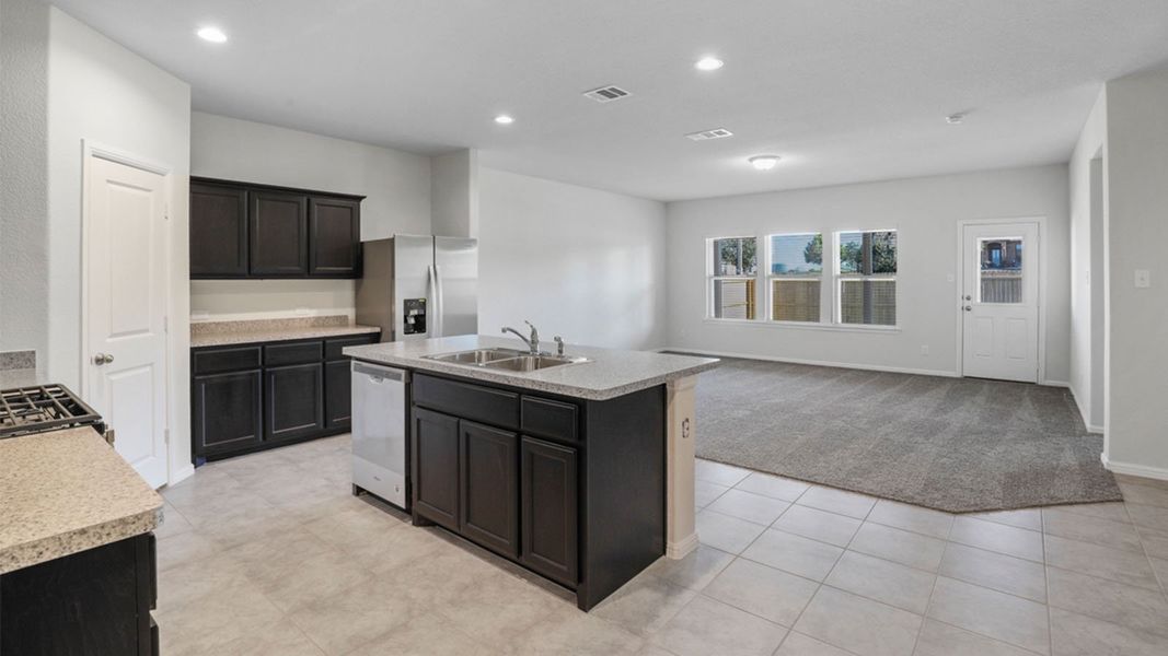 Representative furnished interior of a home built from the Ozark by D.R. Horton in Saratoga, Granbury (Image 5).