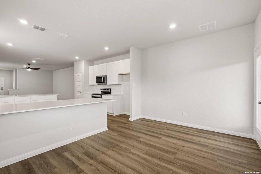 Spacious, unfurnished interior of a new home in Cinco Lakes, San Antonio (Image 16).