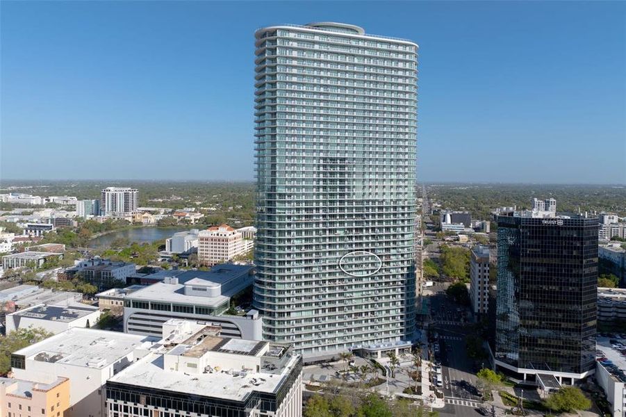 Condo located in St. Petersburg, FL showcasing its design and architecture (Image 30).