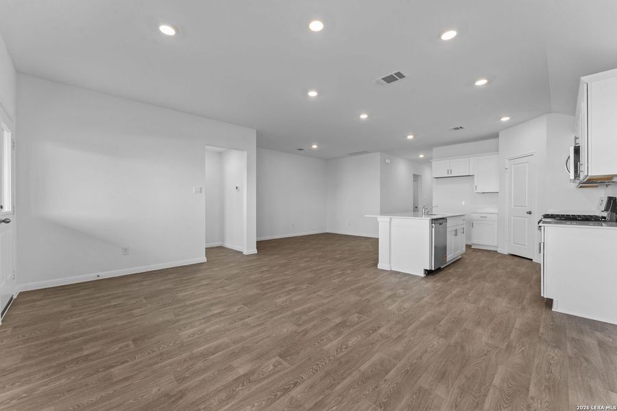 Spacious, unfurnished interior of a new home in Paramount, Kyle (Image 21).