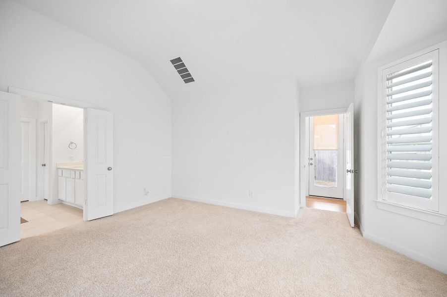 Spacious, unfurnished interior of a new home in Brookewater, Rosenberg (Image 23).