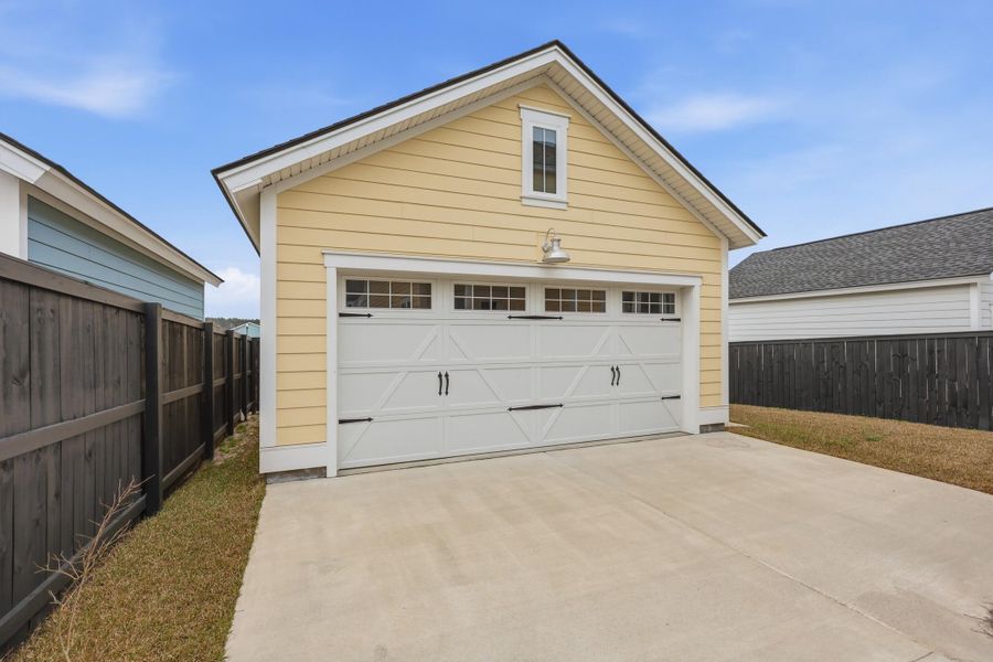 Exterior details and patio area of a home in Carnes Crossroads, Summerville (Image 26).