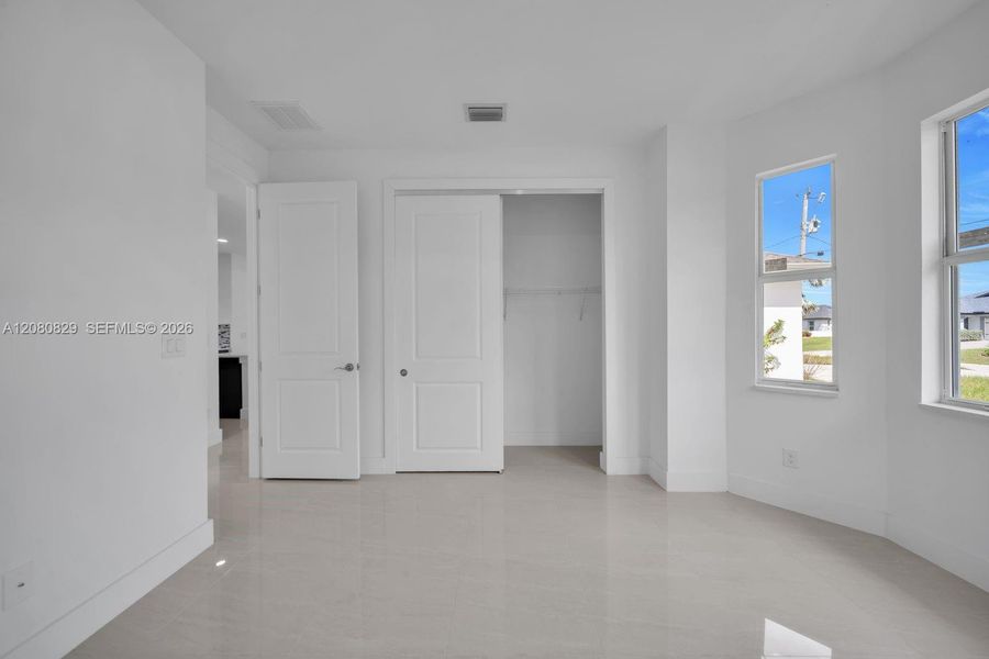 Spacious, unfurnished interior of a new home in , Lehigh Acres (Image 16).