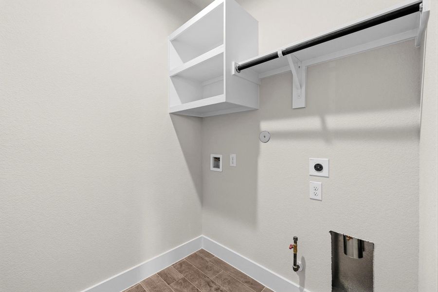 Spacious, unfurnished interior of a new home in Barton Creek Ranch, Conroe (Image 23).