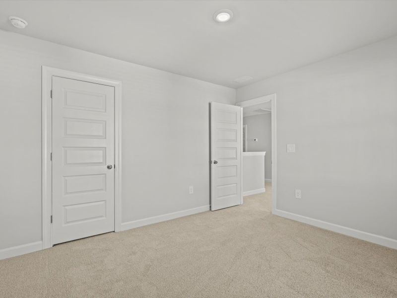 Spacious, unfurnished interior of a new home in Village at White Pine, Pendleton (Image 17).