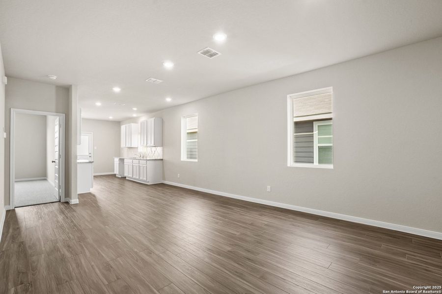 Spacious, unfurnished interior of a new home in Dauer Ranch, New Braunfels (Image 23). Spacious, unfurnished interior of a new home in Dauer Ranch, New Braunfels (Image 23).