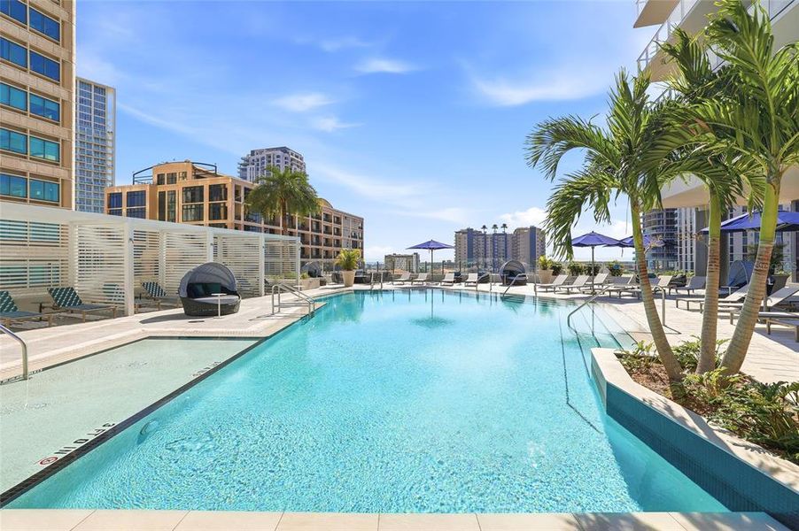 Condo located in St. Petersburg, FL showcasing its design and architecture (Image 51).