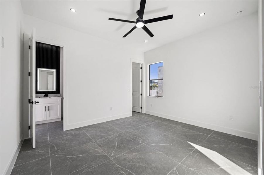 Spacious, unfurnished interior of a new home in , Cape Coral (Image 26).