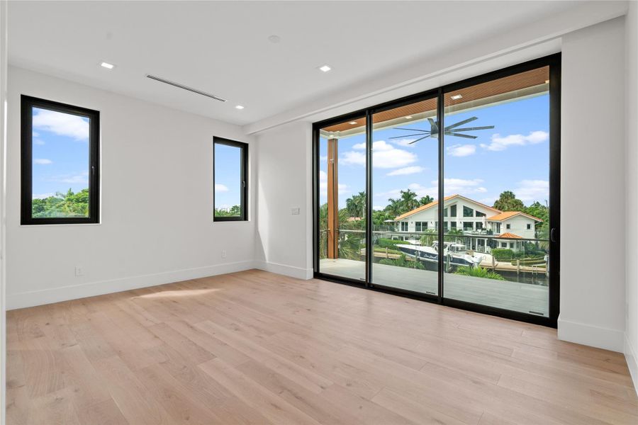 Spacious, unfurnished interior of a new home in , Pompano Beach (Image 19).