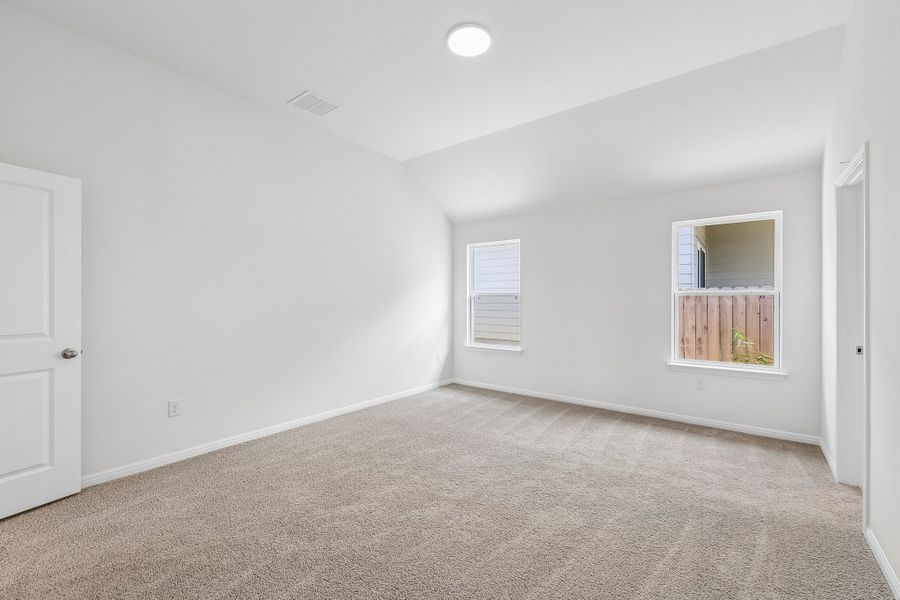 Spacious, unfurnished interior of a new home in Porter Country, Buda (Image 15).