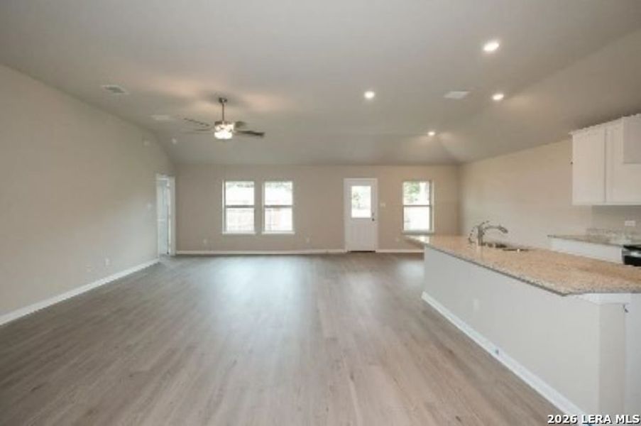 Spacious, unfurnished interior of a new home in Greenfield, Seguin (Image 14).