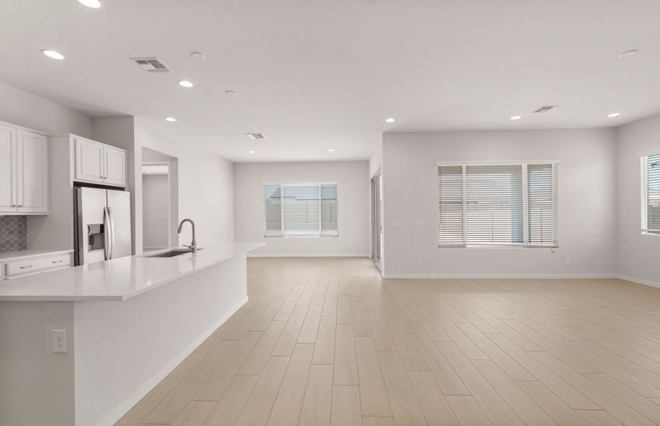 Spacious, unfurnished interior of a new home in Sun City Anthem at Merrill Ranch, Florence (Image 24).