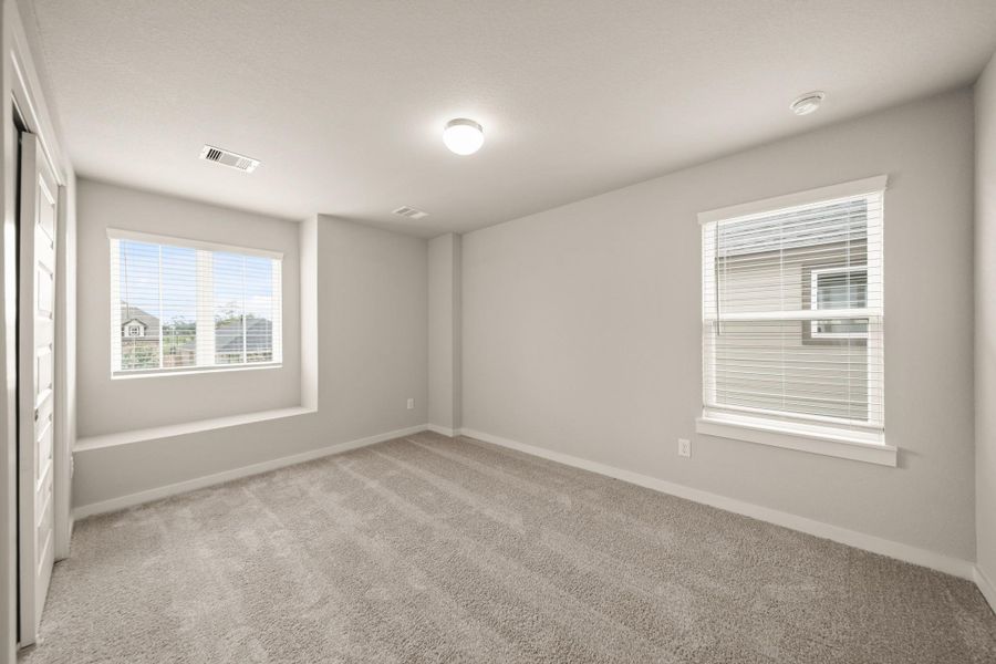Spacious, unfurnished interior of a new home in Barton Creek Ranch, Conroe (Image 9).