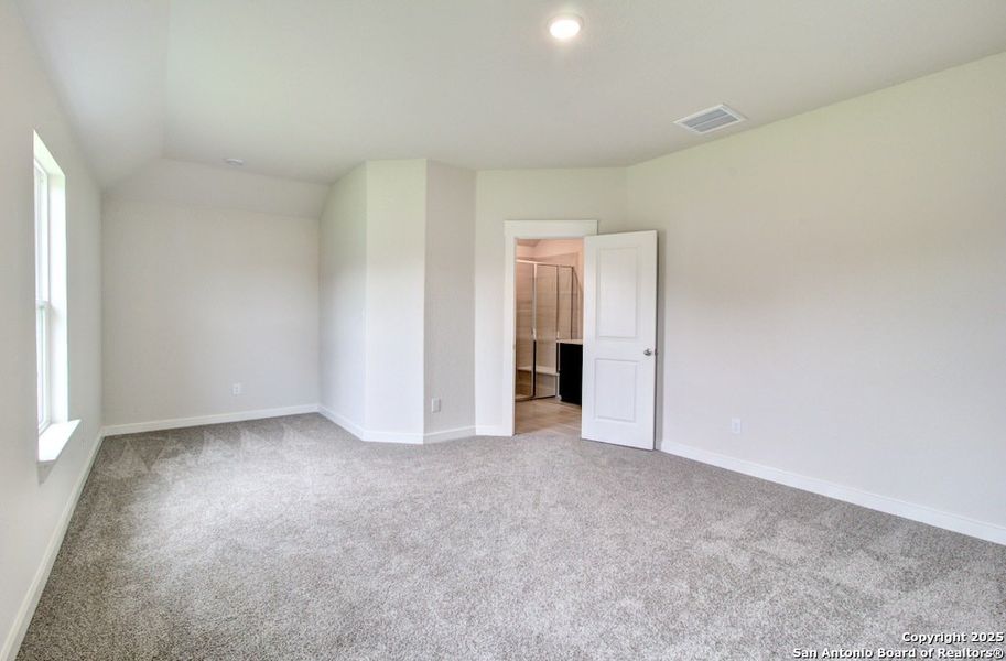 Spacious, unfurnished interior of a new home in Cloud Country, New Braunfels (Image 19).