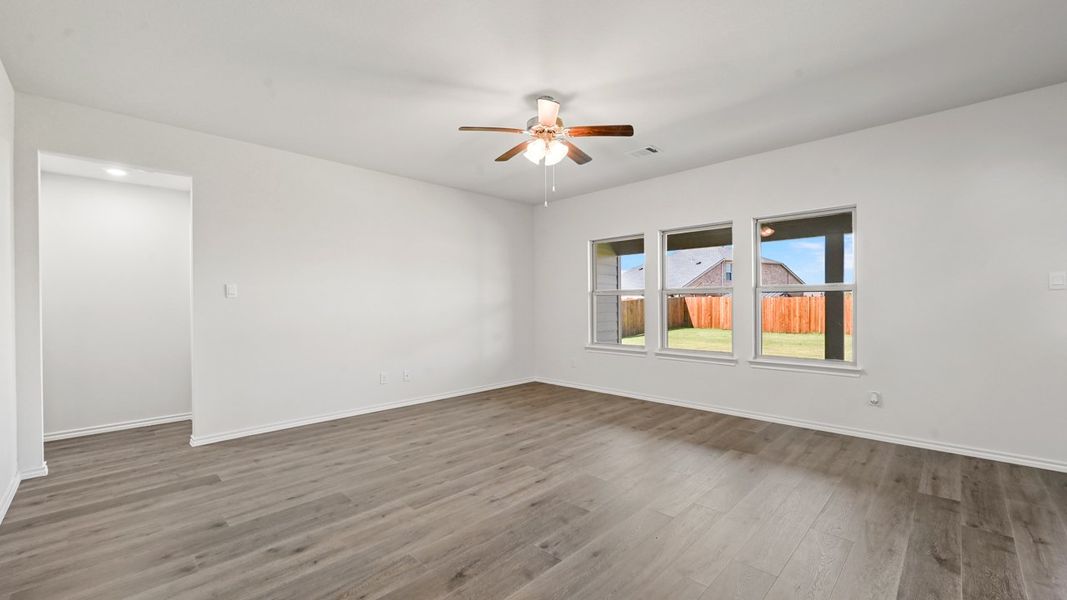 Spacious, unfurnished interior of a new home in Saddlebrook, Waxahachie (Image 21).