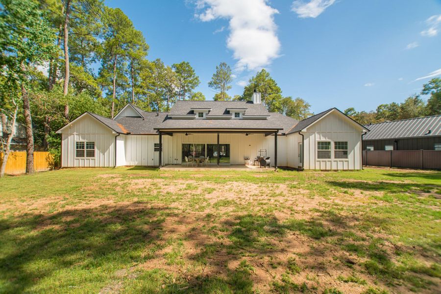 Huge yard!! Huge yard!!
